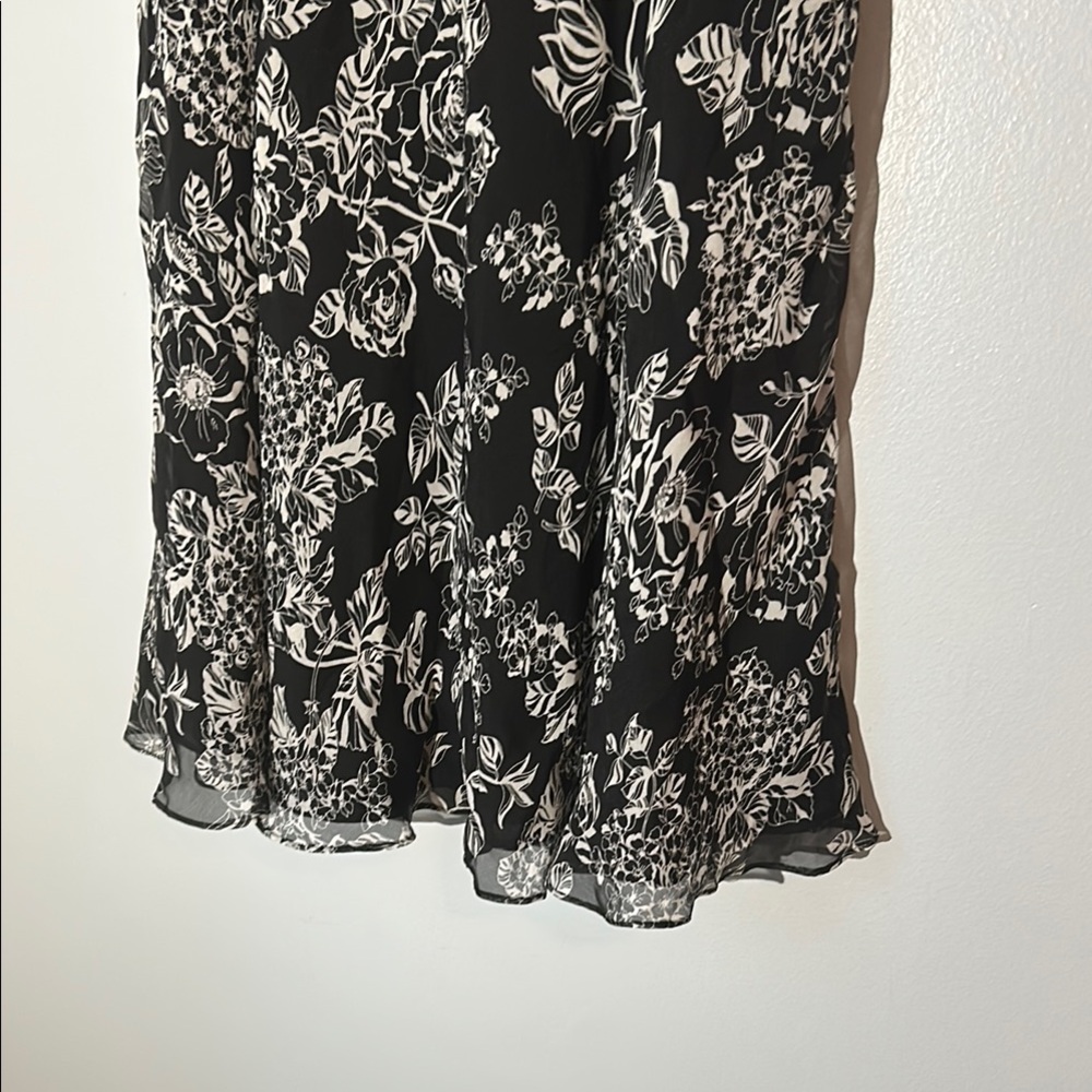 LOFT Black and Cream Floral Midi Dress size 2 fit and flare side zip‎ - Picture 2 of 9